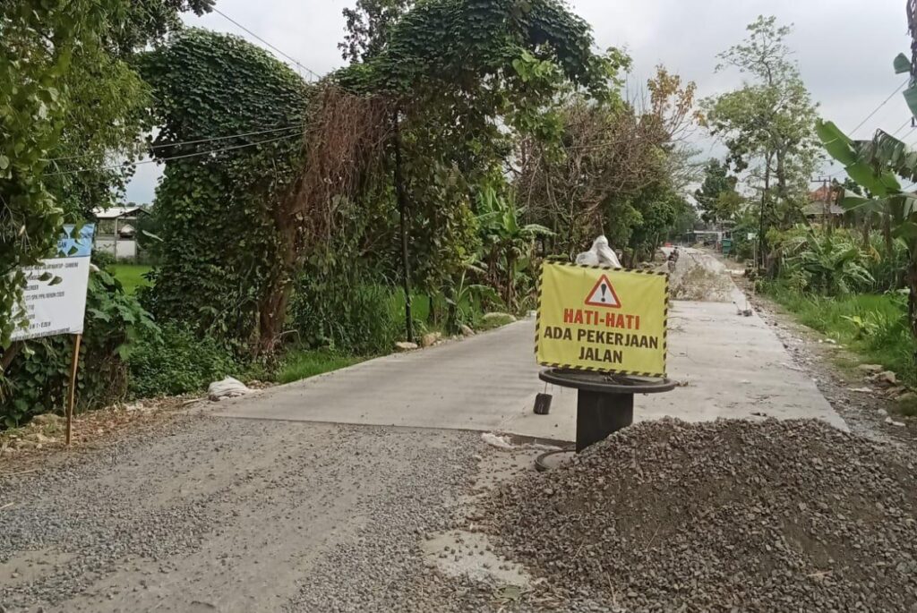 Proyek Rabat Beton Ruas Jalan Mantup-Sambeng Senilai Rp 4 Miliar, Kini Kondisinya Retak-Retak