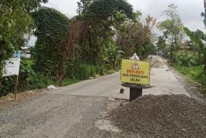 Rp 4 Miliar Untuk Proyek Rabat Beton Ruas Jalan Mantup – Sambeng Kini Kondisinya Retak-Retak