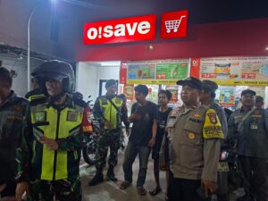 Patroli Gabungan Koramil 03/Teluk Pucung dan Linmas, Perkuat Keamanan Lingkungan Warga di Malam Hari