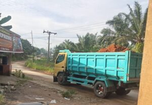 Jalan Hancur, Debu Menggila: Warga Silom Lom Sebut Galian C Seolah Kebal Hukum
