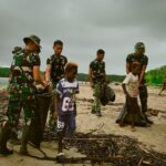 Aksi Bersih Pantai Keakwa oleh Satgas TMMD Kodim 1710/Mimika
