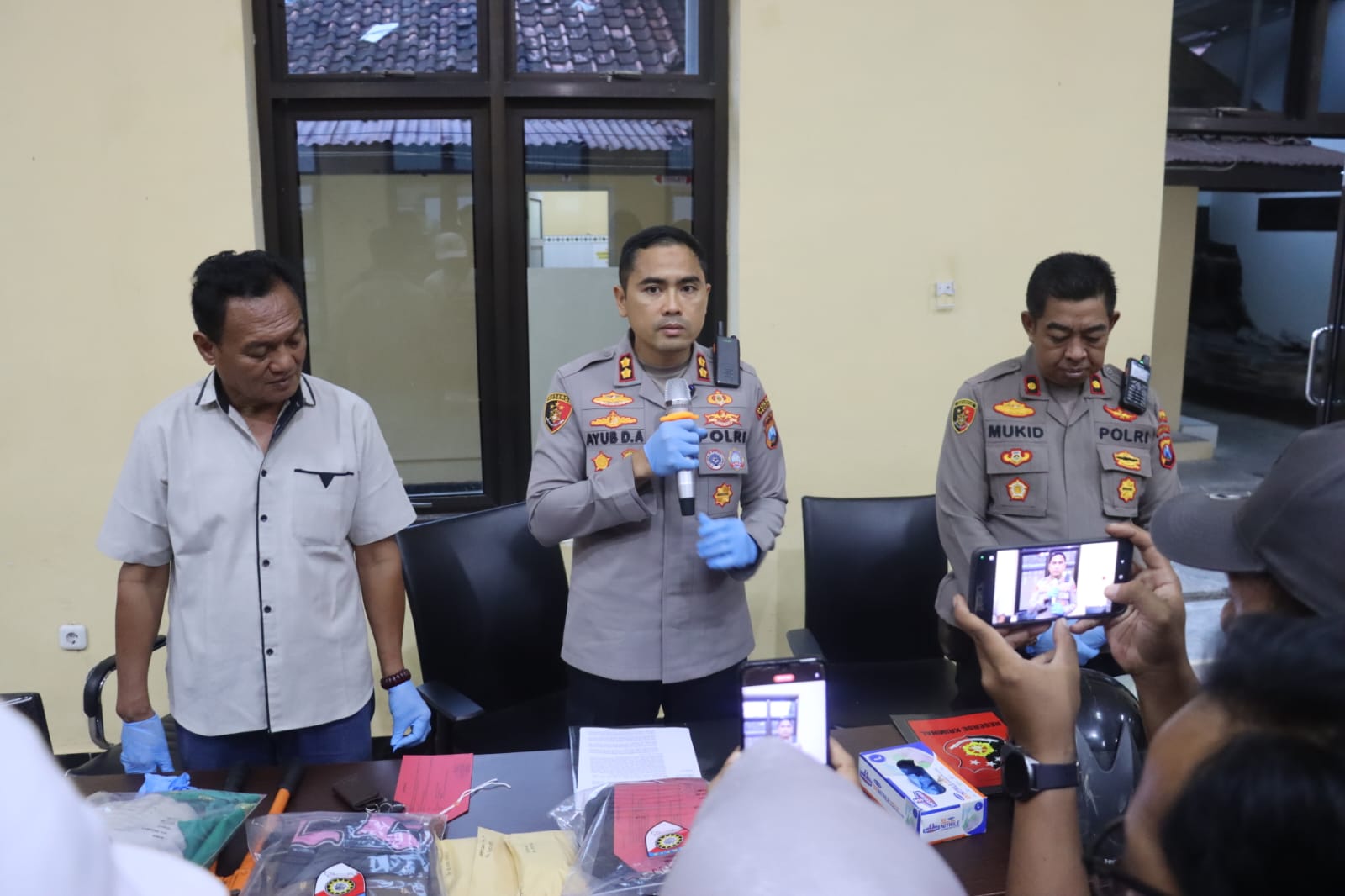 Foto: Konferensi pers Polres Pacitan terkait pengungkapan kasus penyiraman air keras terhadap penjual tempe di Desa Wiyoro Pacitan