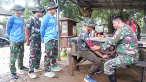 Jaga Kondisi Tetap Prima di Akhir Penugasan, Tim Kesehatan Polkes Bekasi Periksa Kesehatan Personel Satgas TMMD Ke-128