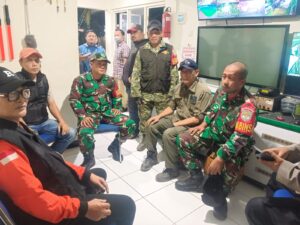 Babinsa Koramil 08/Duren Sawit Gelar Patroli Komduk, Cegah Tawuran dan Kenakalan Remaja