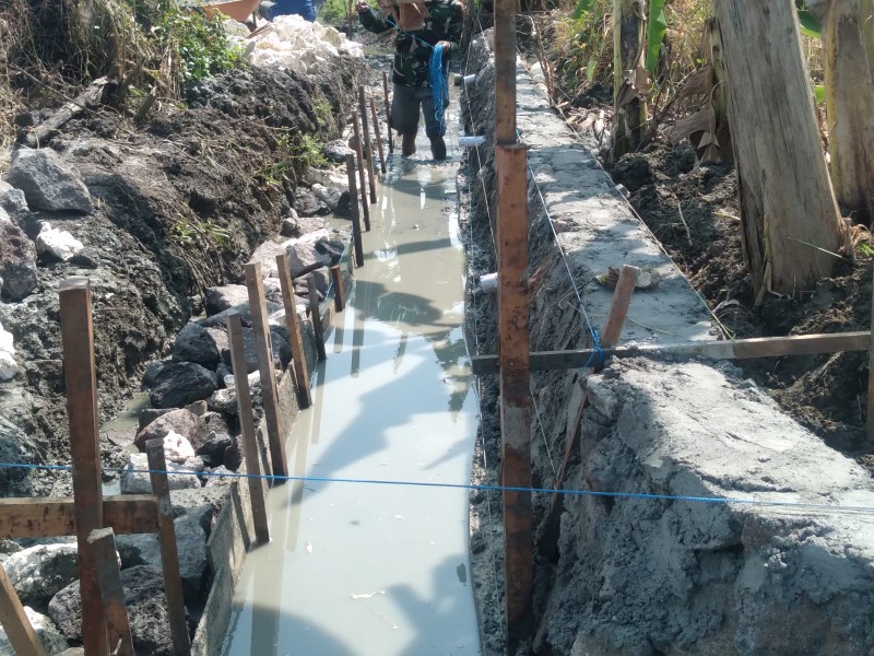 Foto: Proyek TPT Di Desa Plumpang Kecamatan Sukodadi Kabupaten Lamongan yang di duga tidak sesuai dengan spesifikasi