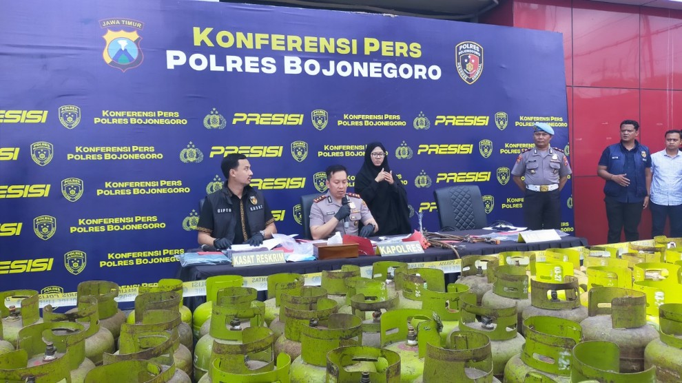 Foto: konfrensi pers Polres Bojonegoro Bongkar Pengoplos LPG Subsidi 3 Kg di Kapas, Satu Tersangka Ditangkap
