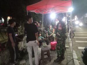 Babinsa Koramil 02/Matraman Gencarkan Patroli Malam, Remaja Diberi Edukasi Bahaya Narkoba dan Tawuran
