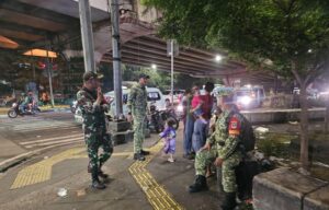 Babinsa Koramil 03/Ps.Rebo-Ciracas dan Komduk Gencarkan Patroli Malam, Ciptakan Ciracas Aman dan Kondusif
