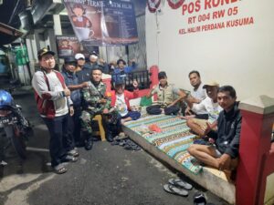 Babinsa Koramil 05/Kramatjati-Makasar Perkuat Keamanan Wilayah Lewat Patroli Siskamling Bersama Warga