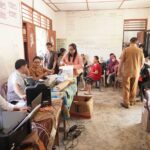Program Jemput Bola Dukcapil Toba Layani 239 Dokumen Kependudukan di Meranti Timur hingga Malam Hari