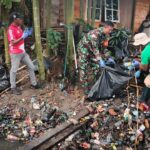 Gotong Royong Bersihkan Kali, Babinsa Timika Turun Langsung