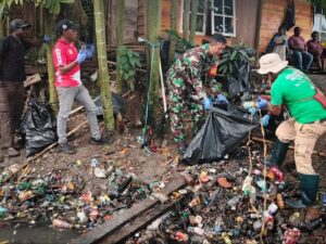 Gotong Royong Bersihkan Kali, Babinsa Timika Turun Langsung