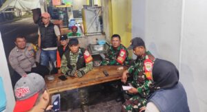 Babinsa Duren Sawit Gelar Patroli Bersama Komduk Perkuat Keamanan Wilayah