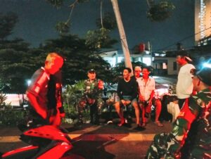 Babinsa Koramil 01/Jatinegara Bersama Tiga Pilar dan Warga Gelar Patroli Malam, Wujudkan Wilayah Aman dan Kondusif