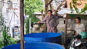Polsek Genteng Dampingi Budidaya Lele dan UMKM Abon Lele di Embong Kaliasin Surabaya