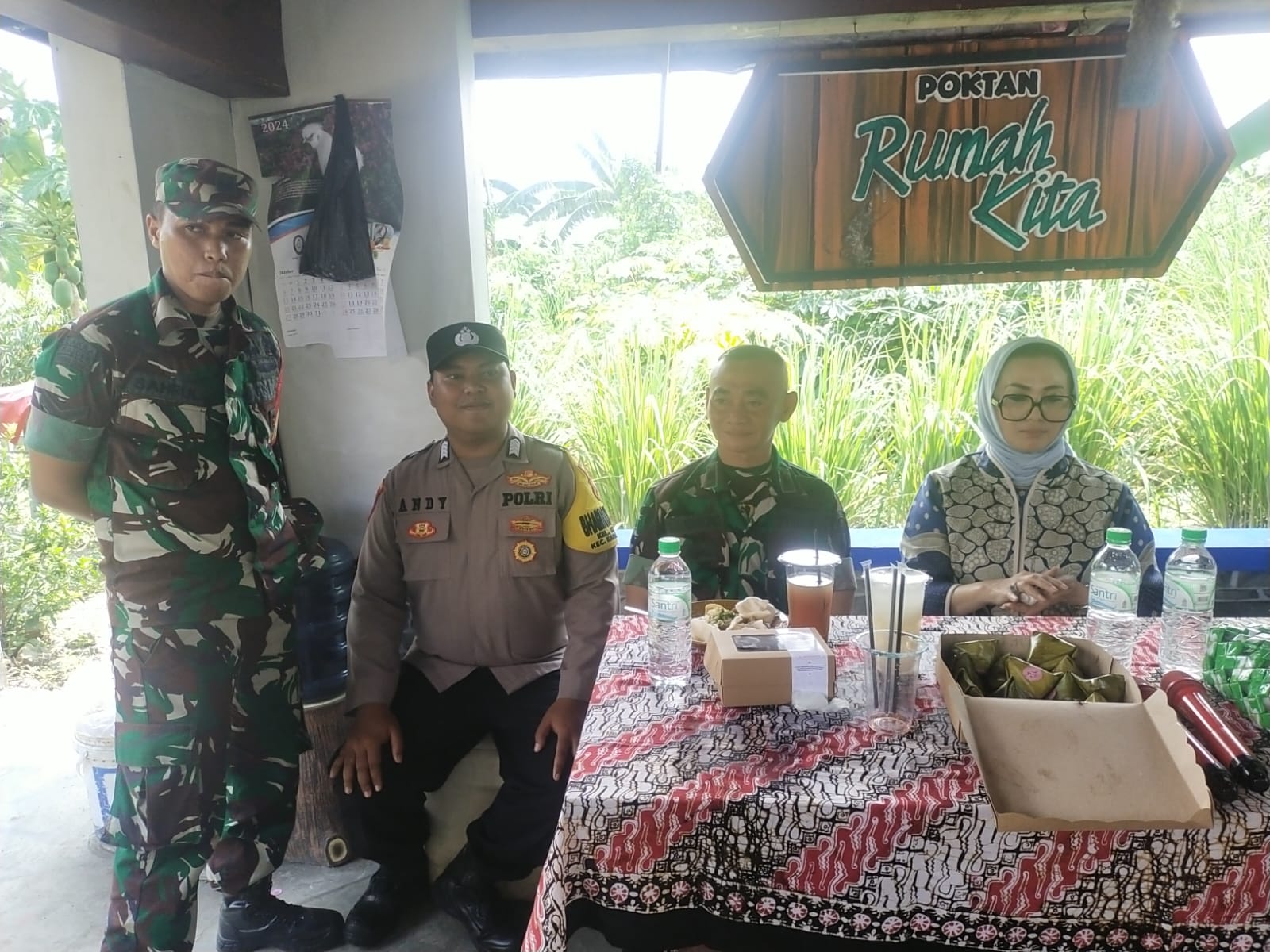 Foto: Bhabinkamtibmas Kelurahan Kebraon saat melakukan koordinasi dengan Kelompok Tani Rumah Kita RW 13 Surabaya dalam pengembangan peternakan kambing untuk mendukung program ketahanan pangan nasional.