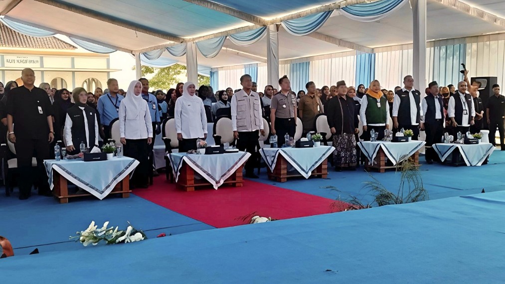 Foto: Gubenur Jawa Timur Khofifah Indar Parawansa berdampingan dengan bupati Bojonegoro Setyo Wahono dalam pembagian BLT di Dander