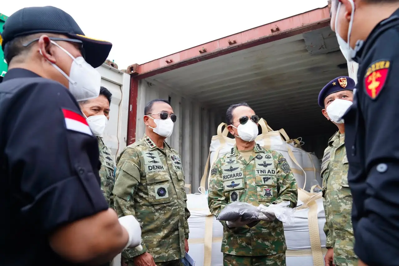 Kasum TNI Letjen TNI Richard Tampubolon bersama jajaran Satgas Penertiban Kawasan Hutan (PKH) meninjau pemeriksaan 25 kontainer hasil penindakan TNI AL di Dermaga Kodaeral IV Batam, Kepulauan Riau, Selasa (26/5/2026)