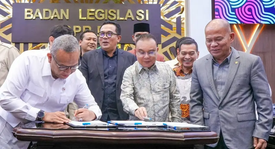 Menteri Hukum Supratman Andi Agtas dan Wakil Menteri Ketenagakerjaan Afriansyah Noor