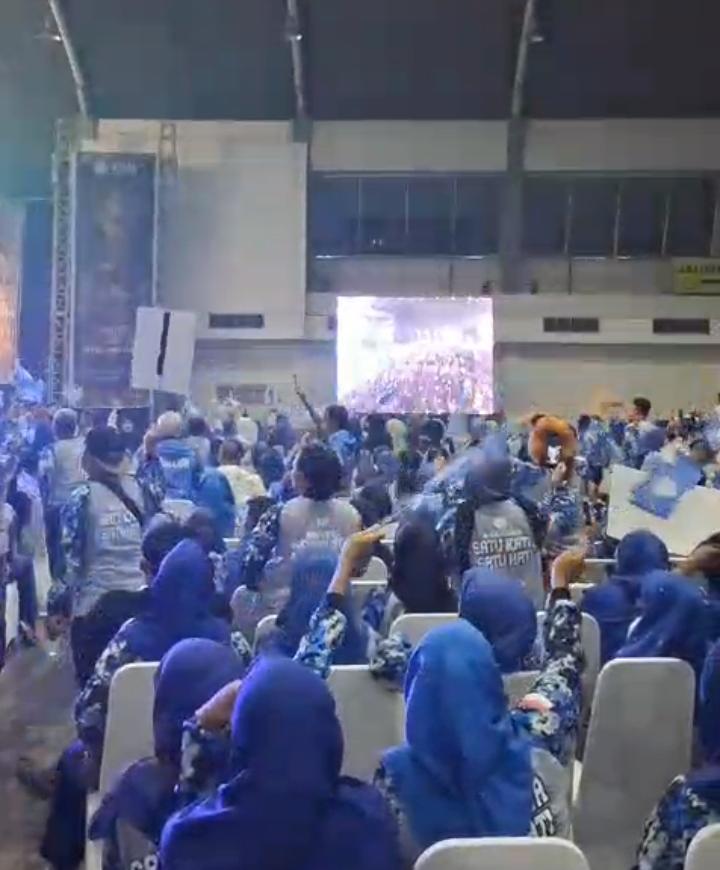 Aksi Damai Relawan PAN Sidoarjo Protes Distribusi Paket
