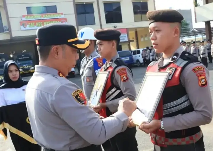 Kapolres Lubuk Linggau, AKBP Adithia Bagus Arjunadi mencoret 3 (tga) foto oknum polisi sebagai pertanda PTDH