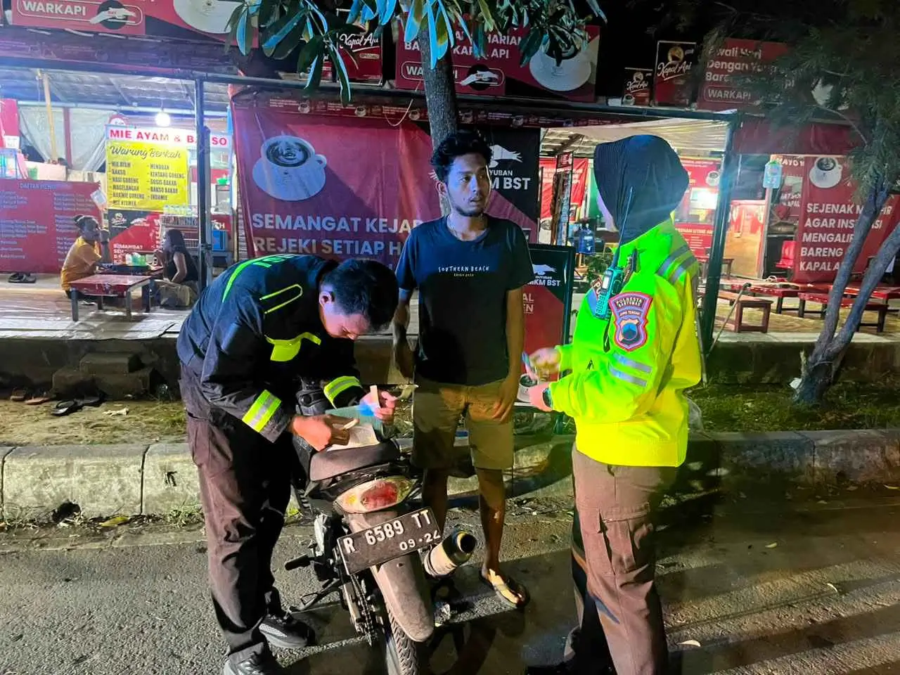 Anggota Polresta Banyumas Tilang pengendara knalpot brong