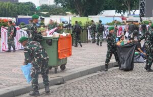 Aksi Bersih-bersih Sampah di Monas Setelah Pam May Day ‎