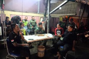 Patroli Humanis, Koramil 04/Jati Asih Sambangi Rumah Warga untuk Jaga Keamanan Lingkungan