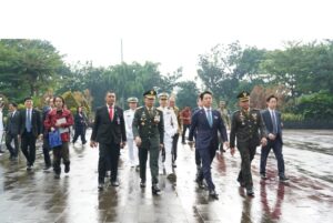 Pangdam Jaya Dampingi Menhan Jepang Ziarah TMPN Kalibata