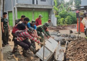 Pemasangan Saluran Air Dikebut, Satgas TMMD Ke-128 Kodim 0507/Bekasi Bersama Warga Percepat Pembangunan