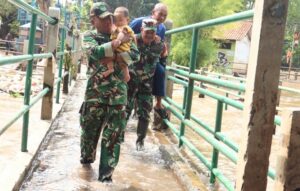 Kodim 0506/Tangerang Sigap Bantu Warga Terdampak Banjir di Cipondoh, Puluhan KK Dievakuasi*