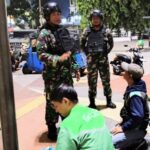 Ciptakan Wilayah Aman dan Kondusif, Babinsa Koramil 04/Pulogadung Bersama Aparat dan Warga Gelar Patroli Malam