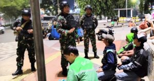 Ciptakan Wilayah Aman dan Kondusif, Babinsa Koramil 04/Pulogadung Bersama Aparat dan Warga Gelar Patroli Malam