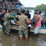 Satgas TMMD Tunjukkan Kepedulian dengan Evakuasi Warga Sakit
