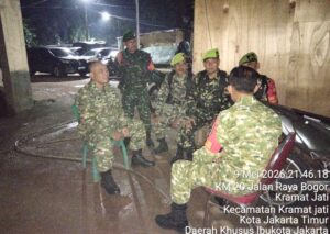 Patroli Malam Minggu, Koramil 05/Kramatjati-Makasar Bersama Warga Ciptakan Wilayah Aman dan Kondusif