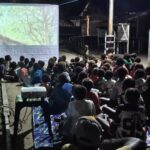 Nonton Bareng Film Edukasi, Satgas TMMD Bagikan Makanan Bergizi kepada Anak-Anak Kampung Keakwa