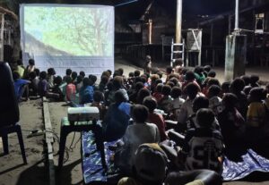 Nonton Bareng Film Edukasi, Satgas TMMD Bagikan Makanan Bergizi kepada Anak-Anak Kampung Keakwa