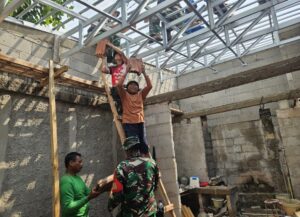 Progres TMMD Ke-128 Kodim 0507/Bekasi Terus Dikebut, Pengerjaan Rutilahu di Jatirangga Mulai Masuk Tahap Pemasangan Atap Baja Ringan