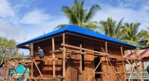 Satgas TMMD Ke-128 Kodim 1710/Mimika: Pemasangan Atap Rampung, Progres Pembangunan 5 Rumah Capai 90 Persen