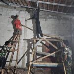 Tak Kenal Waktu, Satgas TMMD Ke-128 Kodim 0507/Bekasi Kebut Pembangunan Rutilahu Hingga Larut Malam