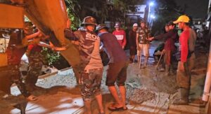 Jelang Penutupan TMMD Ke-128, Satgas dan Warga Kebut Pengecoran Jalan Utama Jl. Simin Gaer Jatirangga