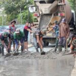 Siang Malam Dikebut, Pengecoran Jalan Simin Gaer di Kelurahan Jatirangga Terus Dipacu Demi Kepentingan Warga