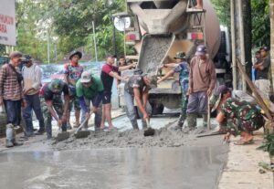 Siang Malam Dikebut, Pengecoran Jalan Simin Gaer di Kelurahan Jatirangga Terus Dipacu Demi Kepentingan Warga