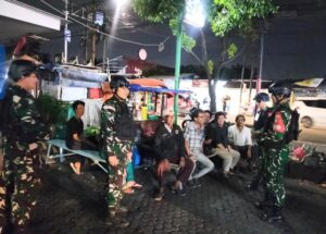 Patroli Komduk, Babinsa dan Warga Bersatu Jaga Wilayah Tetap Kondusif