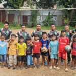Ceria dan Penuh Keakraban, Satgas TMMD Ke-128 Kodim 0507/Bekasi Bermain Voli Bersama Anak-Anak Jatirangga