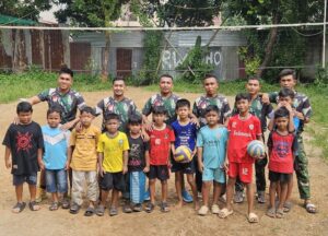 Ceria dan Penuh Keakraban, Satgas TMMD Ke-128 Kodim 0507/Bekasi Bermain Voli Bersama Anak-Anak Jatirangga