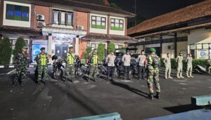 Patroli Gabungan TNI-Polri Koramil 02/Pondok Gede Tingkatkan Keamanan Wilayah dan Cegah Gangguan Kamtibmas