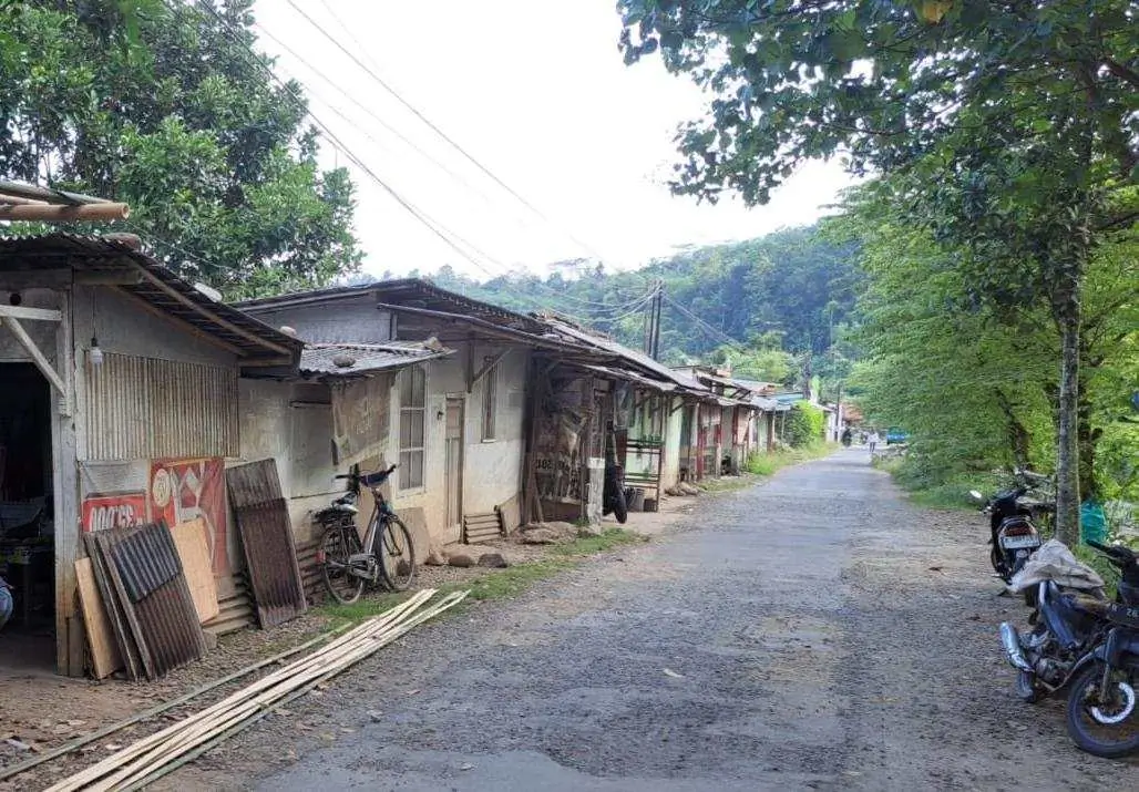 sebuah warung yang berada di wilayah Desa Kediri, Kecamatan Karanglewas