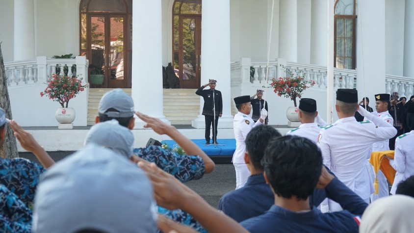 Foto: upacara otoda dan Hardiknas di gedung putih, di pimpin langsung oleh bupati bojonegoro Setyo Wahono.