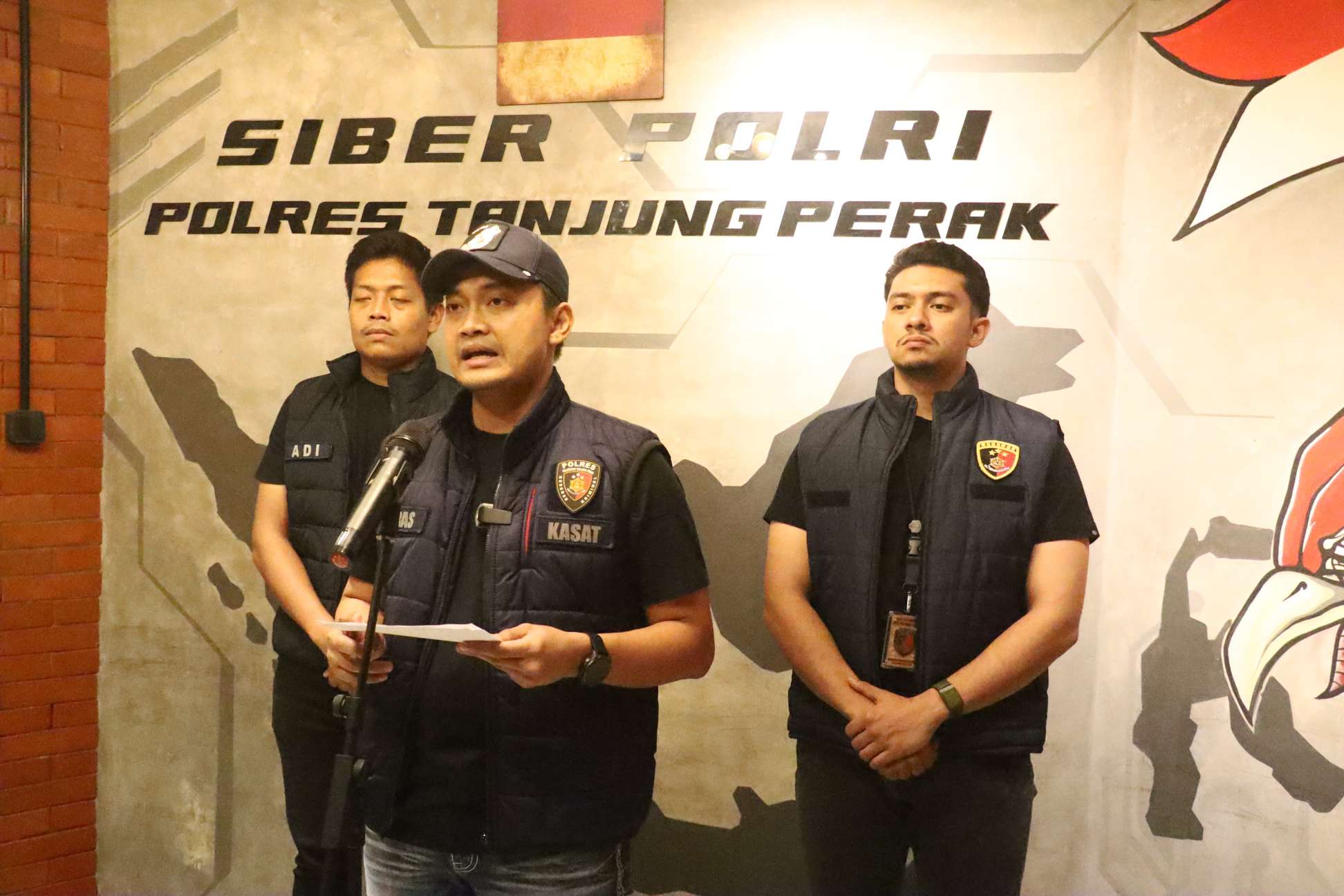 Foto: Satreskrim Polres Pelabuhan Tanjung Perak mengamankan pelaku pemerasan dan pengancaman sopir truk yang viral di Jalan Perak Barat Surabaya.